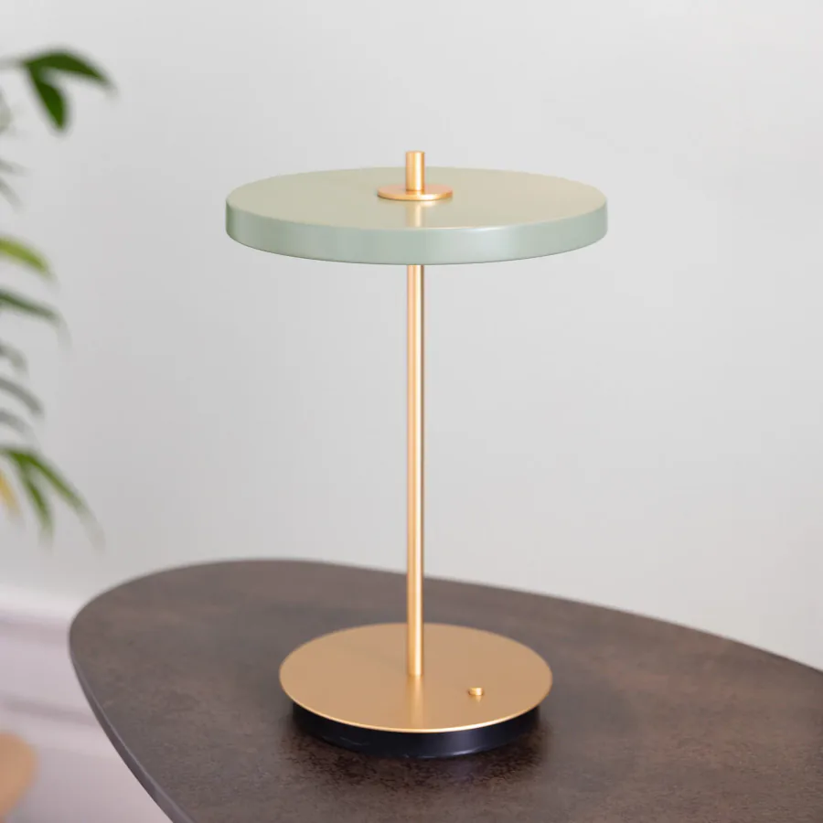 UMAGE Asteria Move LED-akkukäyttöinen pöytälamppu, oliivi/messinki, 31 cm