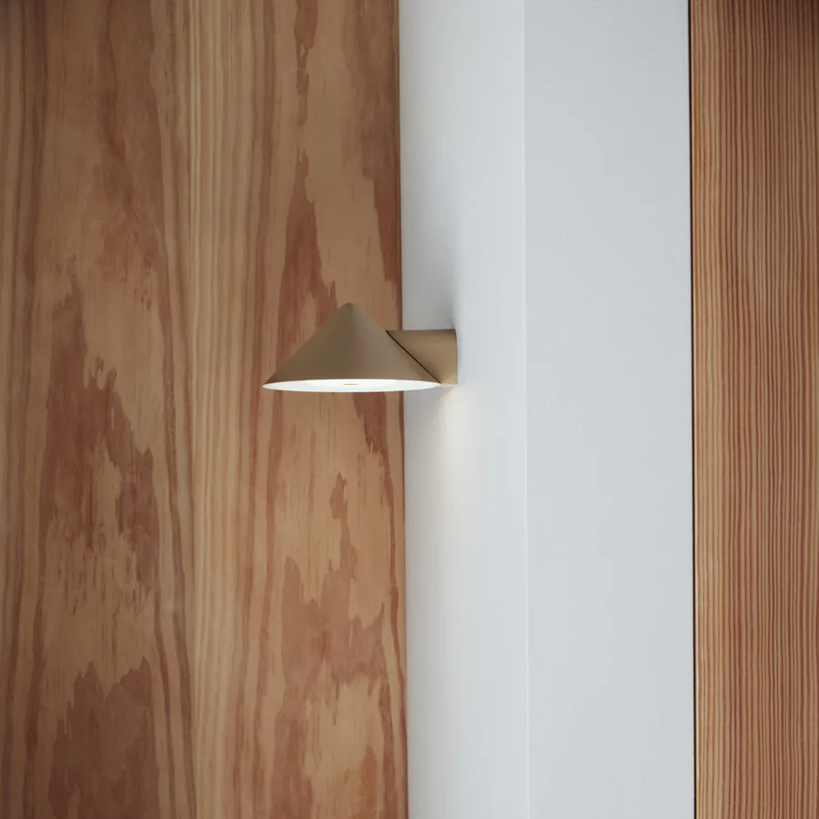 Grasp LED-akkukäyttöinen seinävalaisin, hiekanharmaa, leveys 15 cm – FRANDSEN - Eteinen / käytävä - Design - Metalli - Yksilamppuinen