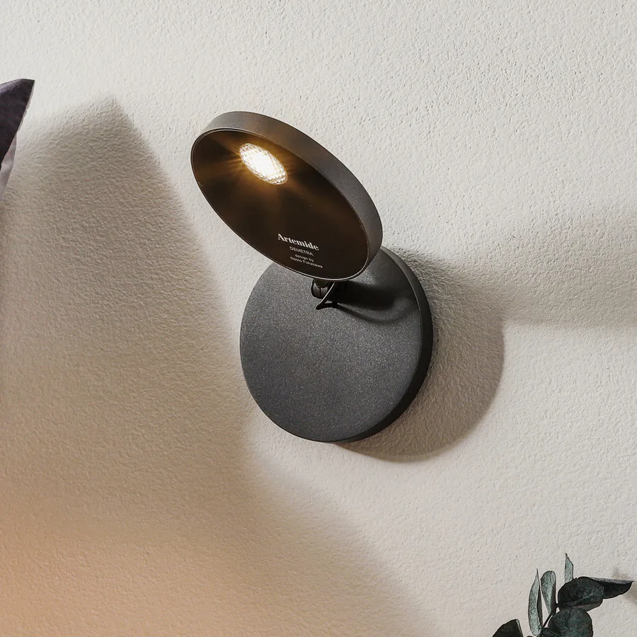 Demetra LED-seinävalaisin, himmennettävä, 2700K, harmaa
