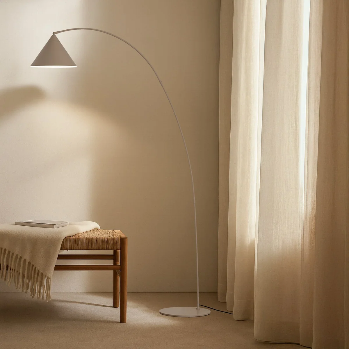 Triangolo-kaarivalaisin, beige, korkeus 195 cm, metalli - Lindby - Olohuone - Moderni